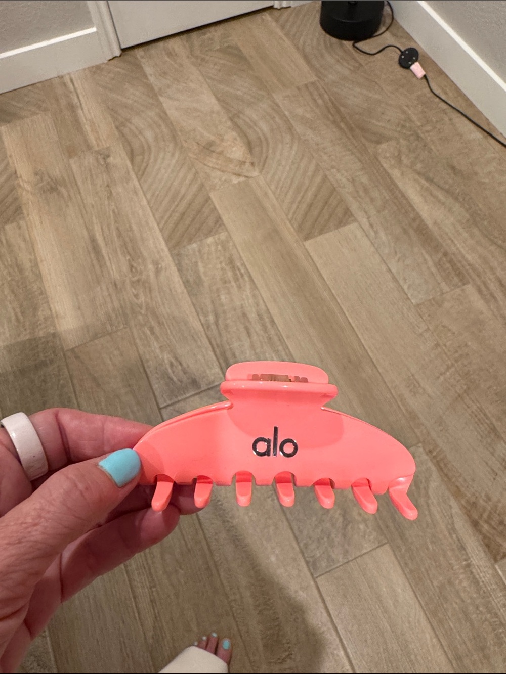 ALO Yoga 90s Claw Clip-Neon Bubblegum - Picture 4 of 7